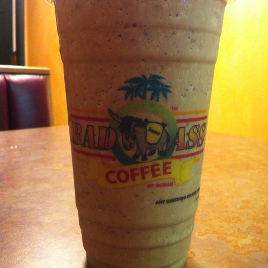 Photo prise au Bad Ass Coffee of Hawaii par Wonder W. le7/13/2012