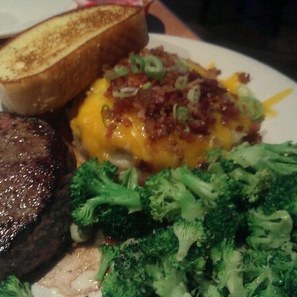 Photo taken at Chili&#39;s Grill &amp; Bar by Andrew C. on 7/5/2012