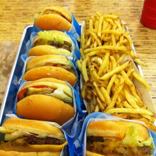 รูปภาพถ่ายที่ Elevation Burger โดย Fatima A. เมื่อ 6/28/2012