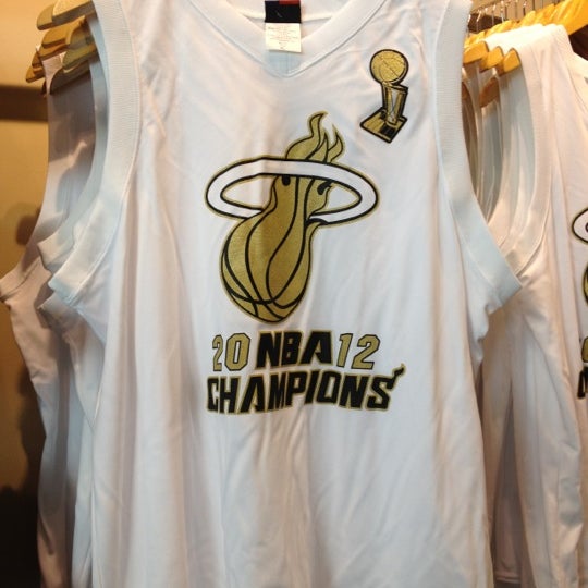 Das Foto wurde bei NBA Store von Stephanie H. am 7/6/2012 aufgenommen