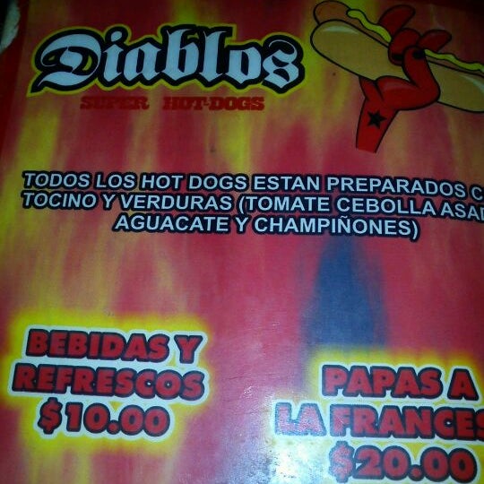 Foto tirada no(a) Diablos Super Hot Dogs por Jo C. em 4/12/2012
