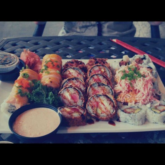 Foto tomada en Bento Asian Kitchen &amp; Sushi  por Derek F. el 4/12/2012