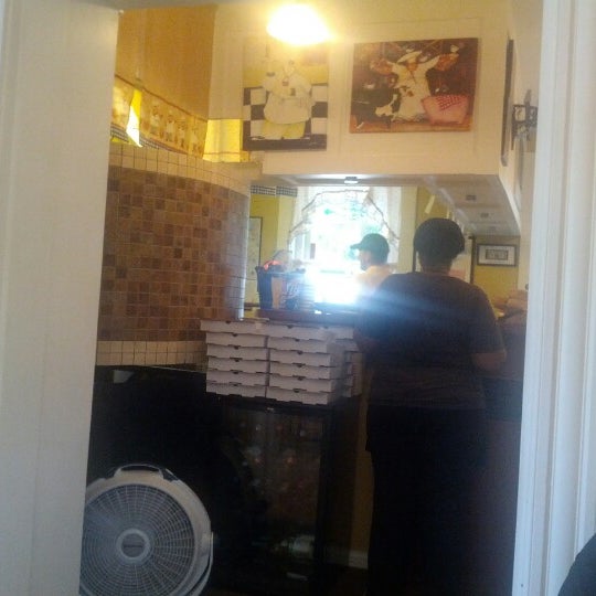 6/20/2012にMike L.がStrong&#39;s Brick Oven Pizzeriaで撮った写真