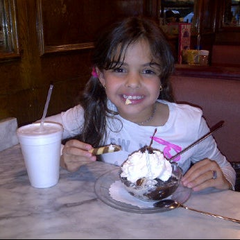 4/21/2012 tarihinde Andy G.ziyaretçi tarafından Swensen&#39;s Grill &amp; Ice Cream'de çekilen fotoğraf