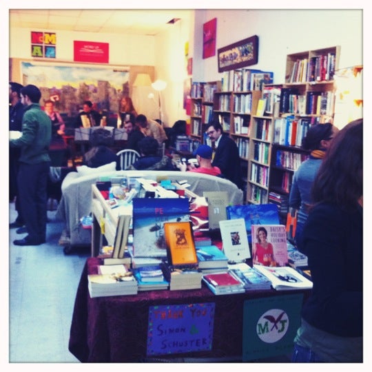 Das Foto wurde bei Word Up: Community Bookshop/Libreria von Janice H. am 2/24/2012 aufgenommen