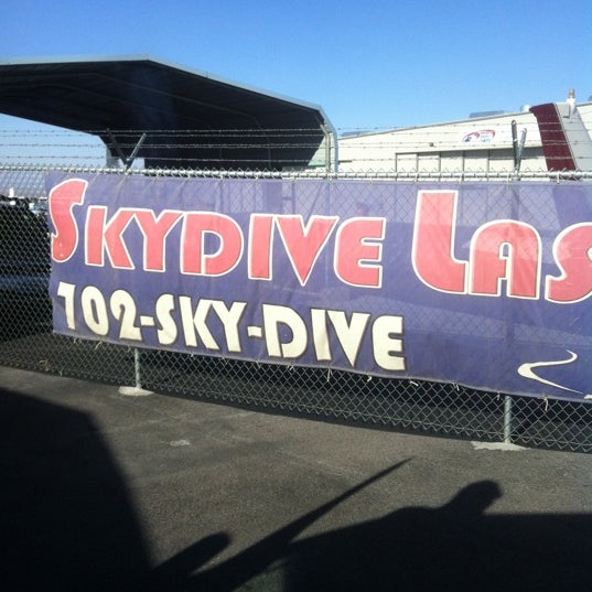 Das Foto wurde bei Skydive Las Vegas von MoMo (. am 6/18/2012 aufgenommen