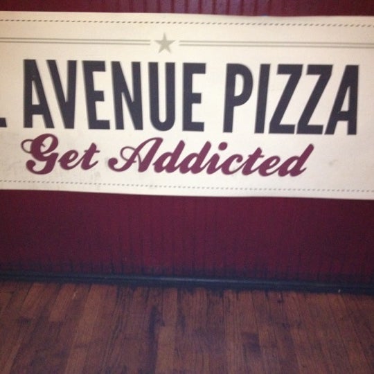 Снимок сделан в Greenville Avenue Pizza Company пользователем jennifer t. 7/27/2012