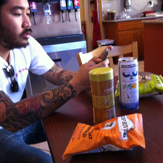 6/10/2012にYuiがBite Me Sandwichesで撮った写真