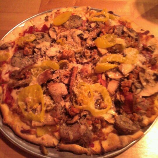 Снимок сделан в Gusto Pizza Co. пользователем Michael V. 4/13/2012