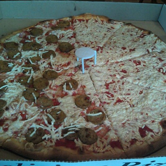 7/28/2012 tarihinde Sarah L.ziyaretçi tarafından Pizza Plus'de çekilen fotoğraf