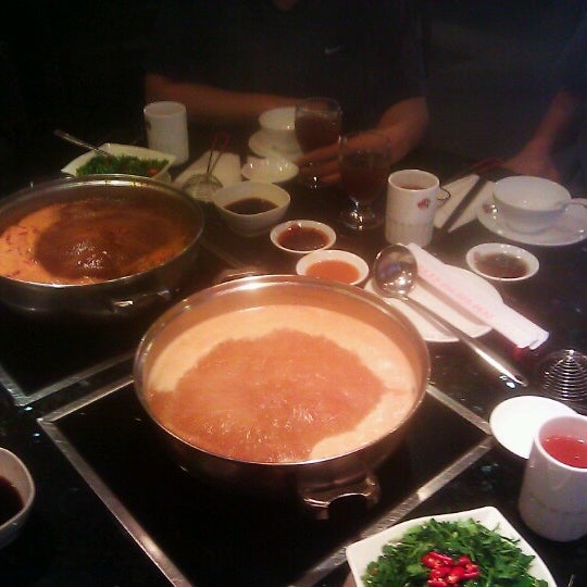 Photo taken at Fatty Cow Seafood Hot Pot 小肥牛火鍋專門店 by Kevin W. on 7/20/2012