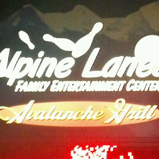 Снимок сделан в Alpine Lanes and Avalanche Grill пользователем Art F. 2/7/2012