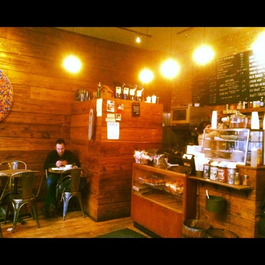 Foto scattata a Mojo Coffee da Bethany il 2/13/2012
