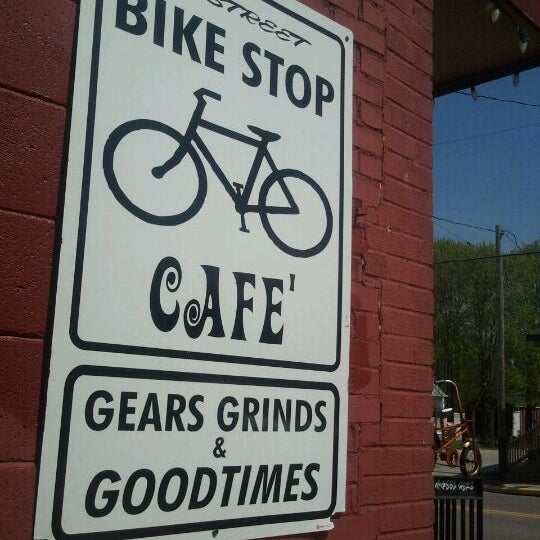 Снимок сделан в Bike Stop Cafe пользователем Stephanie G. 3/31/2012