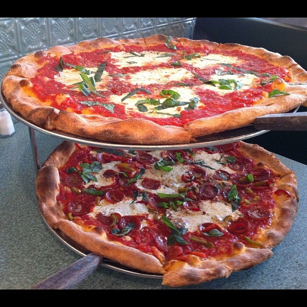 Foto diambil di Nick&#39;s Pizza oleh Rev C. pada 9/12/2012