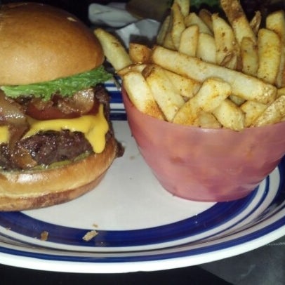 Снимок сделан в Hamburger Mary&#39;s пользователем Jeff P. 8/30/2012