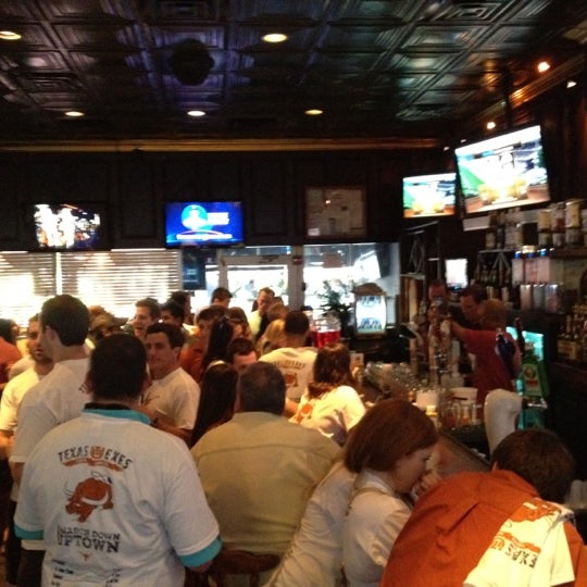 Foto tirada no(a) Christie&#39;s Sports Bar por Brent C. em 6/9/2012