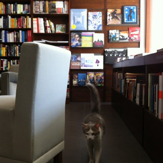 Снимок сделан в Bookish Store пользователем Hulya 5/5/2012