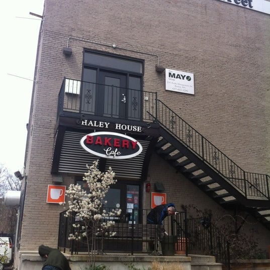 Foto tirada no(a) Haley House Bakery Cafe por Melissa M. em 5/4/2012