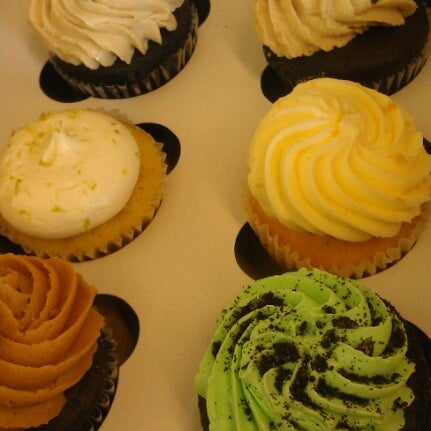 7/14/2012에 Shanna B.님이 The Sweet Tooth - Cupcakery and Dessert Shop에서 찍은 사진