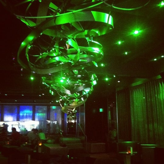 รูปภาพถ่ายที่ Emerald Lounge โดย Lindsay D. เมื่อ 8/24/2012