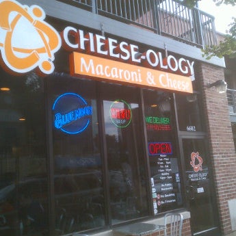 รูปภาพถ่ายที่ Cheese-ology Macaroni &amp; Cheese โดย Annie B. เมื่อ 6/23/2012