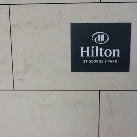 รูปภาพถ่ายที่ Hilton at St George&#39;s Park, Burton Upon Trent โดย Ronald D. เมื่อ 8/15/2012