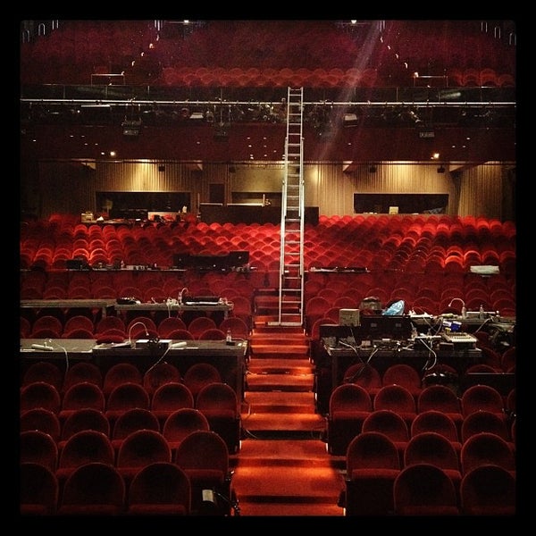 Foto scattata a Colosseum Theater da Paul R. il 4/13/2012