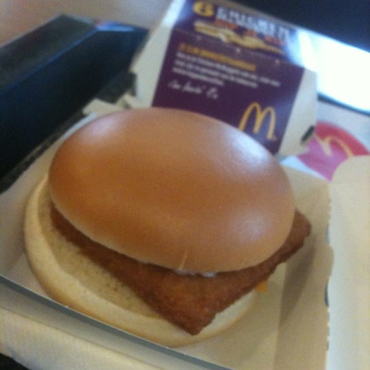 รูปภาพถ่ายที่ McDonald&#39;s โดย Fauzia J. เมื่อ 8/6/2012