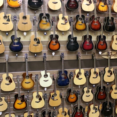 Photo prise au Cosmo Music - The Musical Instrument Superstore! par Christopher B. le2/14/2012