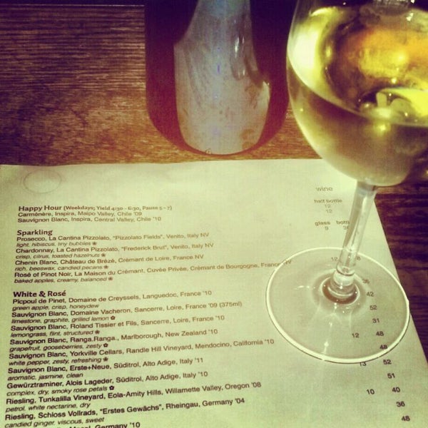 Foto tirada no(a) Yield Wine Bar por EatDrinkBrandy em 5/8/2012