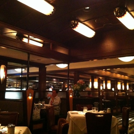 4/27/2012 tarihinde Jerilyn M.ziyaretçi tarafından Buckhead Diner'de çekilen fotoğraf