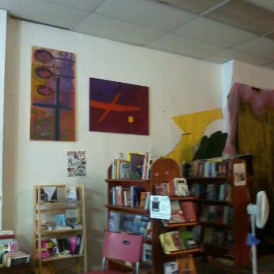 Foto diambil di Word Up: Community Bookshop/Libreria oleh Emmanuel A. pada 9/30/2011