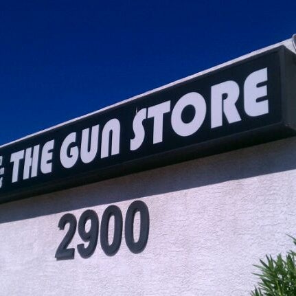 Foto scattata a The Gun Store da Gio il 10/15/2011