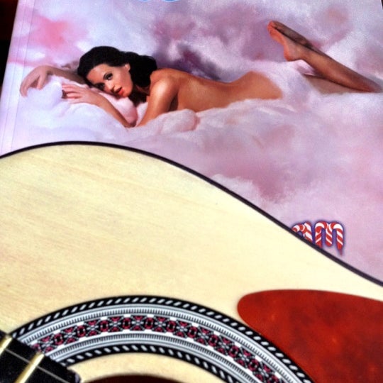 Foto scattata a Long &amp; McQuade Musical Instruments da Marleh M. il 8/10/2012