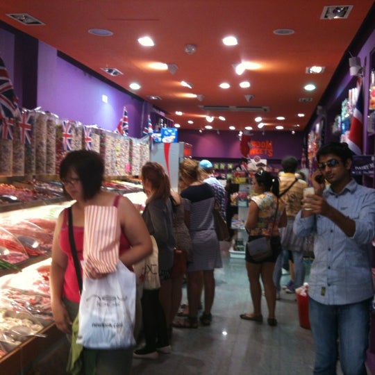 รูปภาพถ่ายที่ Kingdom of Sweets โดย Andrea P. เมื่อ 8/20/2012