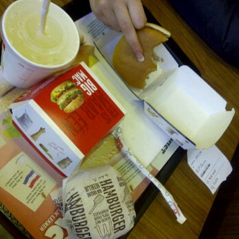 รูปภาพถ่ายที่ McDonald&#39;s โดย Lois T. เมื่อ 1/24/2012