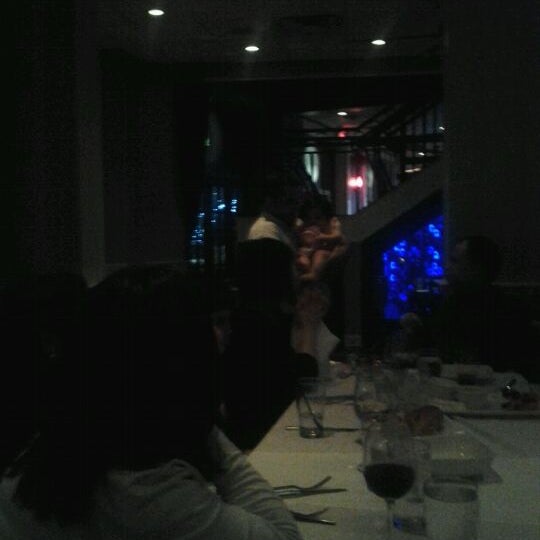 Das Foto wurde bei Dolphin Restaurant, Bar, and Lounge von Vish am 5/15/2012 aufgenommen