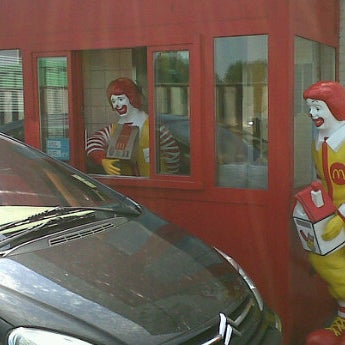 รูปภาพถ่ายที่ McDonald&#39;s โดย Timo B. เมื่อ 8/27/2011