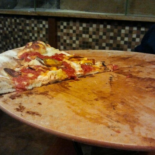 รูปภาพถ่ายที่ Bambinos Pizzeria โดย NEIHA A. เมื่อ 4/6/2012
