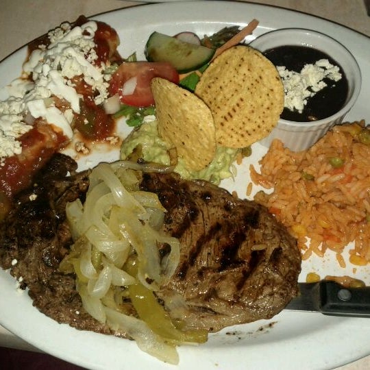 Foto diambil di Los Amates Mexican Kitchen oleh Sebastian B. pada 11/26/2011