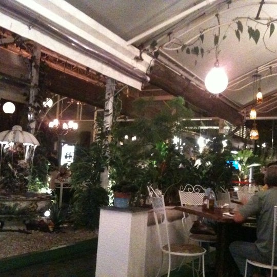 รูปภาพถ่ายที่ Jardim Aurélia Restaurante e Eventos โดย Juliana เมื่อ 4/30/2011