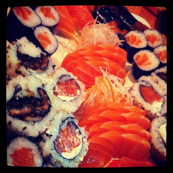 Photo taken at Sushi Yuzu by Viviane B. on 2/21/2012
