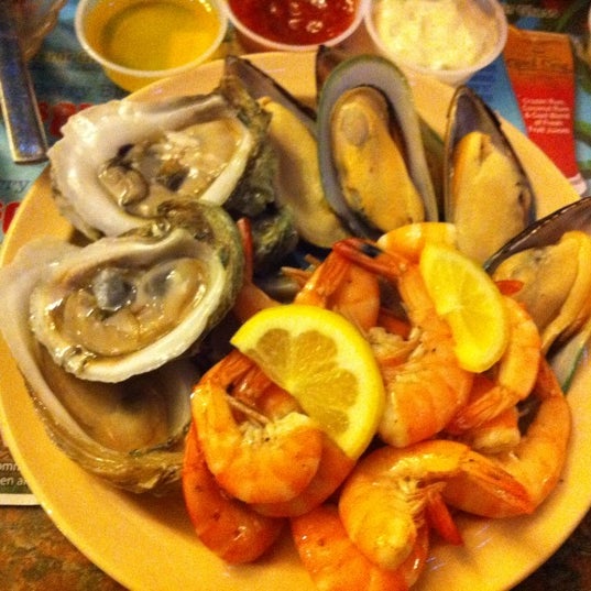 รูปภาพถ่ายที่ Giant Crab Seafood Restaurant โดย Diana W. เมื่อ 8/12/2011