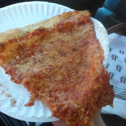 รูปภาพถ่ายที่ Peri Brothers Pizza โดย Lins &lt;3 เมื่อ 8/14/2012