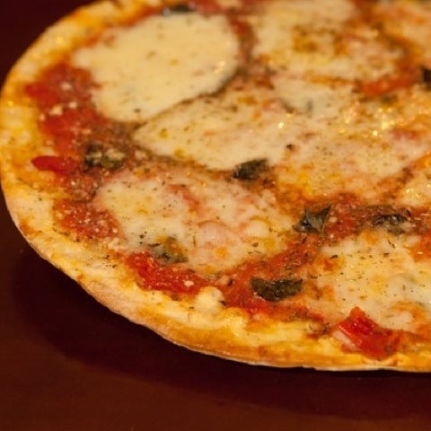 Foto tirada no(a) Dominick&#39;s Pizza and Pasta por frank l. em 4/3/2012