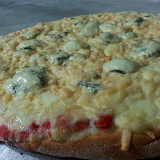 Foto tirada no(a) Vitrine da Pizza - Pizza em Pedaços por Fabricio O. em 9/5/2012