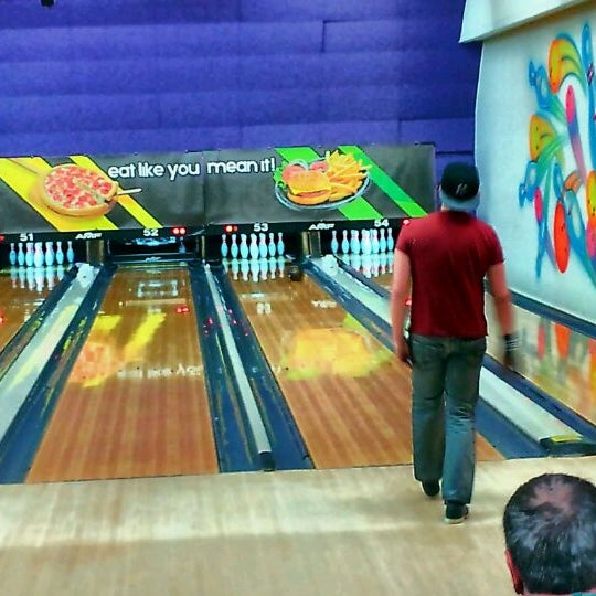 Brunswick Lakewood Lanes Bowling Alley in Lakewood