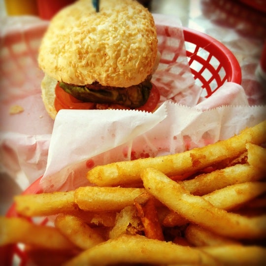 Foto tomada en Pearl&#39;s Deluxe Burgers  por Annie W. el 8/16/2012