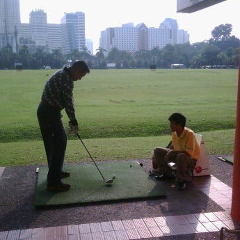 Foto tirada no(a) Senayan Golf Driving Range por wijayadi a. em 2/22/2012